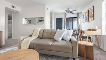 Departamento (2 Bedrooms) | Área de sala de estar | Televisión de 50 pulgadas con canales digitales