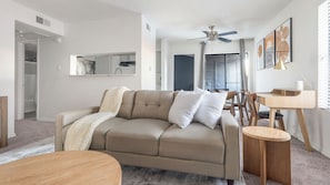 Departamento (2 Bedrooms) | Área de sala de estar | Televisión de 50 pulgadas con canales digitales