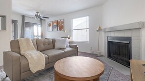 شقة (2 Bedrooms) | منطقة المعيشة | تلفزيون بحجم 50-بوصة يعرض قنوات تلفزيونية رقمية