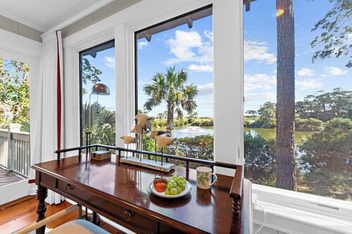 Stunning lagoon/ocean views, easy beach and pool access