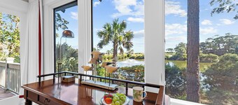 Stunning lagoon/ocean views, easy beach and pool access