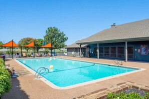 Hồ bơi ngoài trời