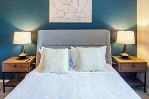아파트 (1 Bedroom) | 1 개의 침실, 각각 다른 스타일의 인테리어, 각각 다르게 가구 비치, 책상