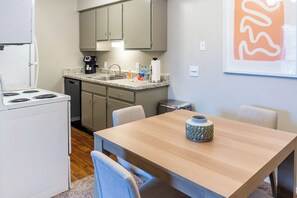 Apartment (1 Bedroom) | Dapur peribadi | Peti sejuk, pembancuh kopi/teh 