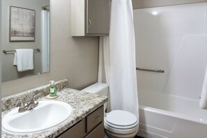 Căn hộ (1 Bedroom) | Phòng tắm | Đồ dùng nhà tắm miễn phí, máy sấy tóc, khăn tắm, xà phòng