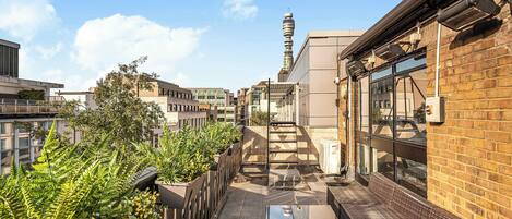 2 عدّة غرف نوم وخدمة الإنترنت