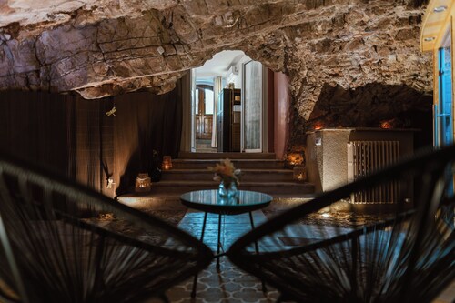 Lucy's House | In Historic Village with Panoramic Views & Private Wellness Cave