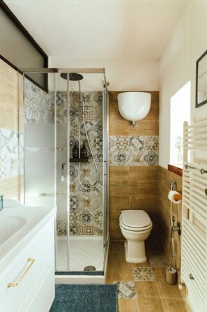 Een douche, een haardroger, een bidet, handdoeken