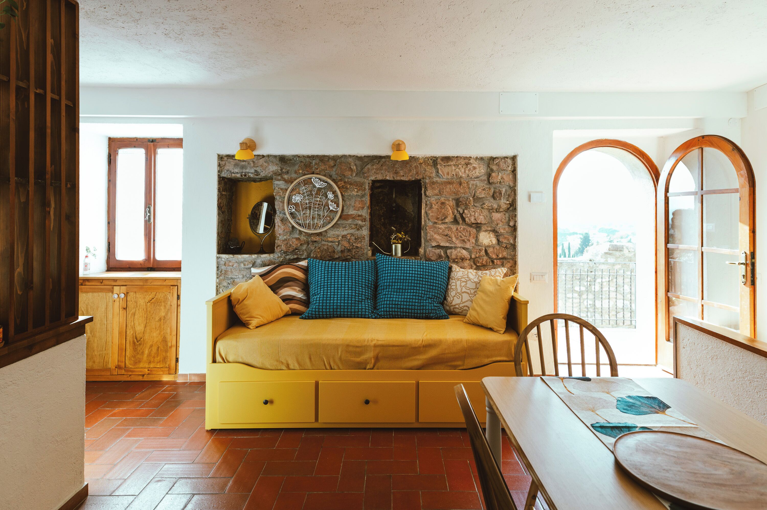 Smart-TV, Kamin, Bücher, Computerbildschirme