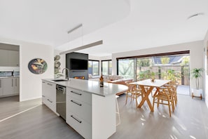 Réfrigérateur, micro-ondes, four, lave-vaisselle