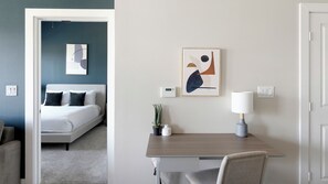 Departamento (2 Bedrooms) | Área de sala de estar | Televisión de 50 pulgadas con canales digitales 