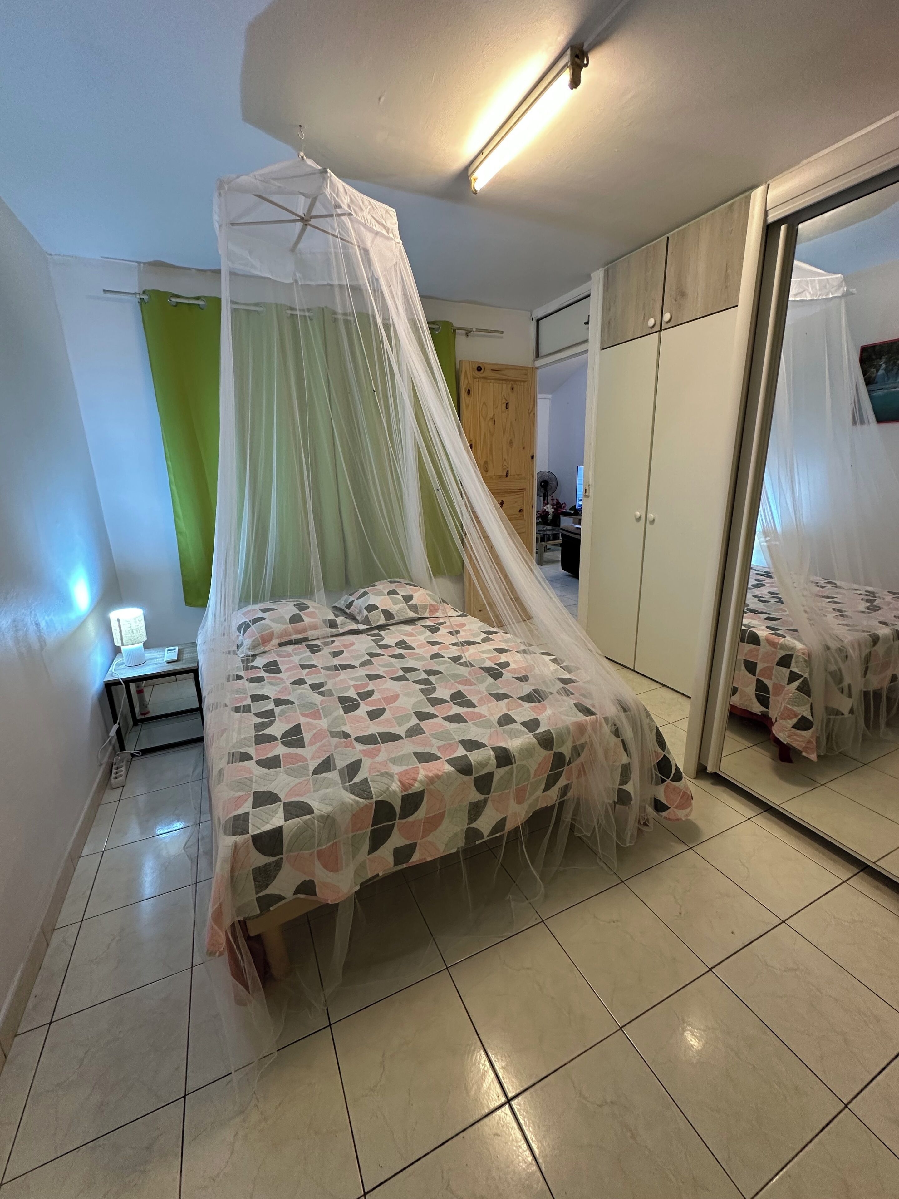 Silitysrauta/-lauta, Wi-Fi, vuodevaatteet