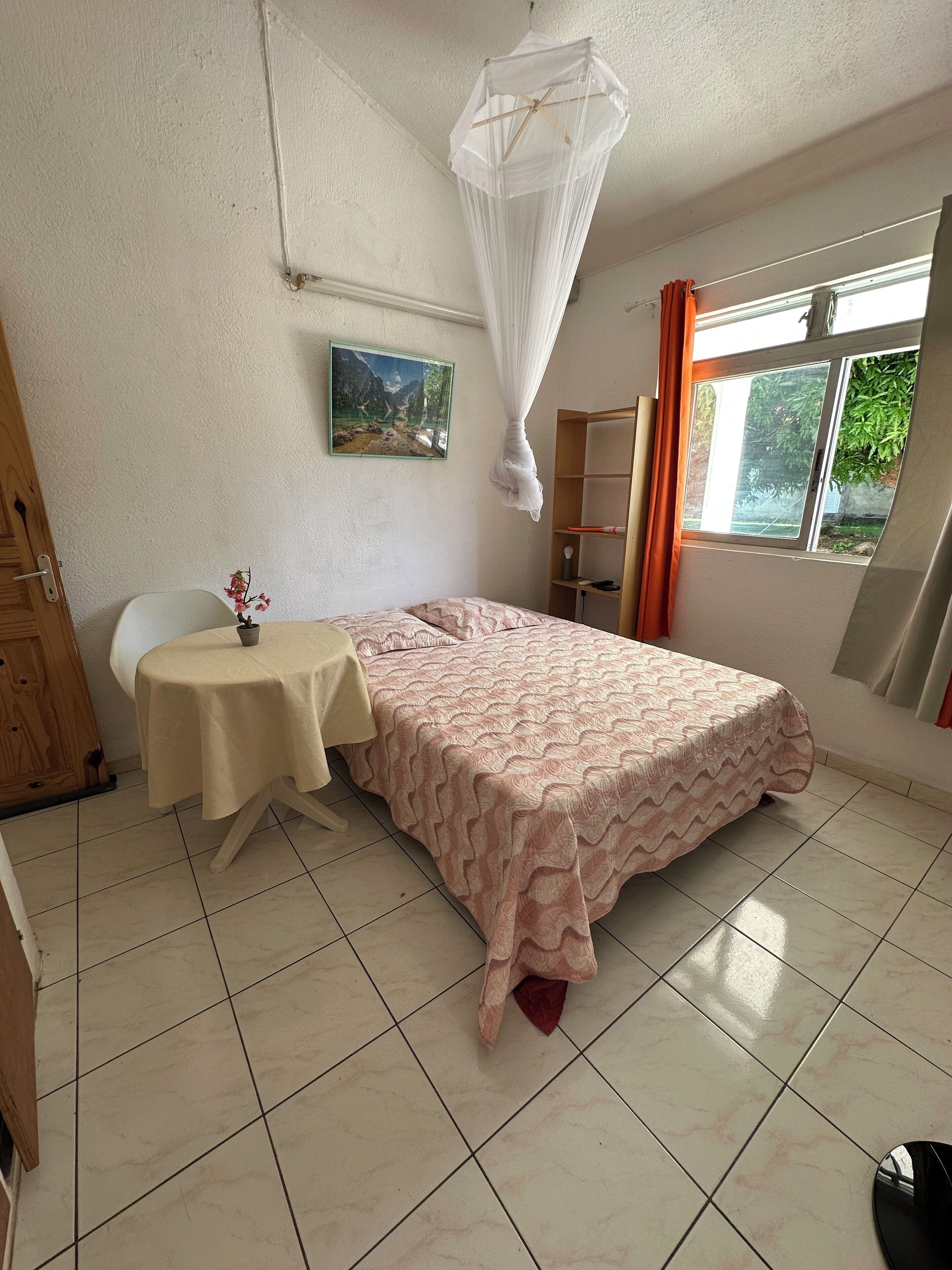 Silitysrauta/-lauta, Wi-Fi, vuodevaatteet