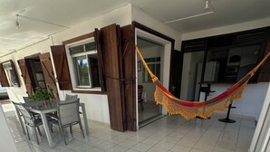 A spacious patio with a dining area, a hammock, and a view of the interior. - Comfortable Villa with Terrace and Garden – Baie-Mahault Destreland (Baie-Mahault)