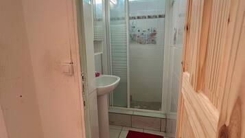 Douche, sèche-cheveux, serviettes fournies, savon