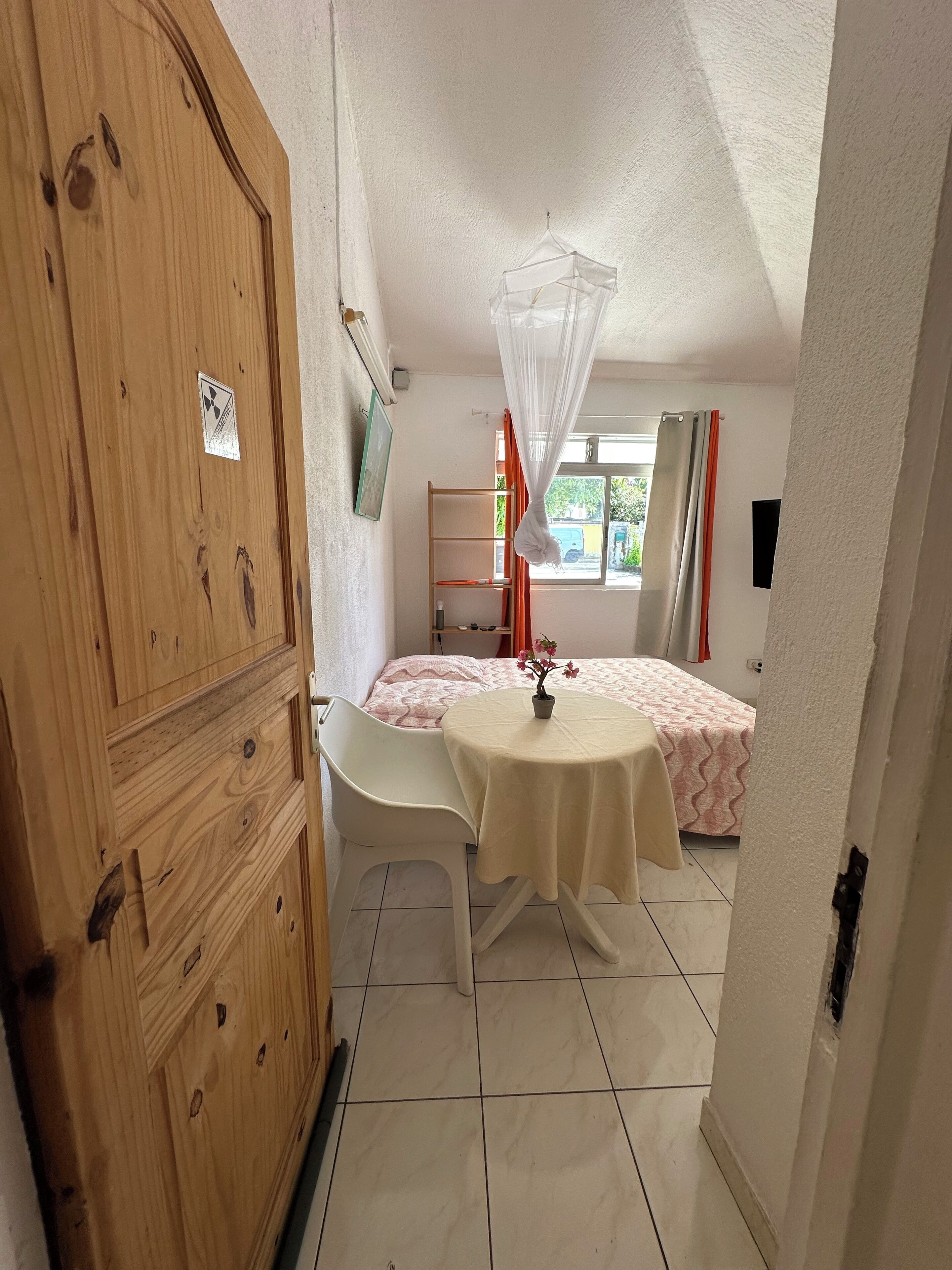 Silitysrauta/-lauta, Wi-Fi, vuodevaatteet