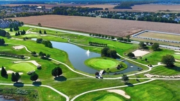 Un parcours de golf doté de plusieurs greens, de nombreux obstacles d’eau et d’une grande étendue d’eau.