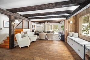 Televisión y chimenea 