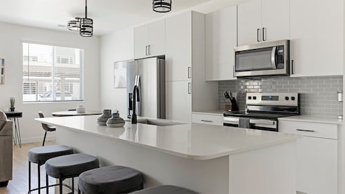 Landing Chic 1bd, Pool, Clubhouse