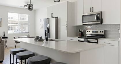 Landing Chic 1bd, Pool, Clubhouse