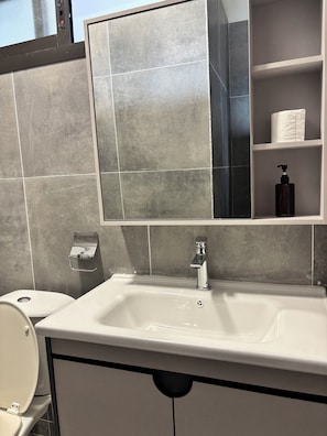 Comfort Apartment | Bathroom | Shower, hair dryer, slippers, towels