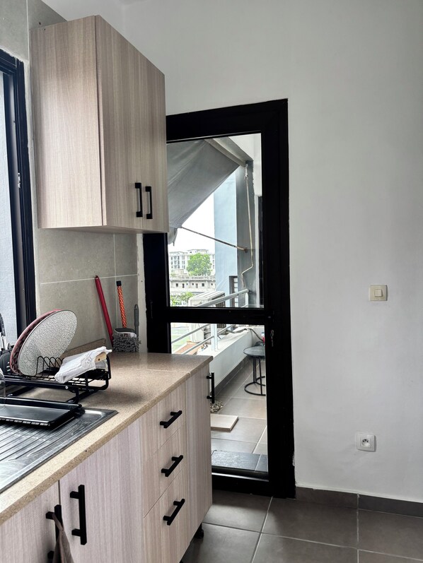 Apartament Comfort | Cuina privada | Frigorífic, microones, forn i placa de cuina