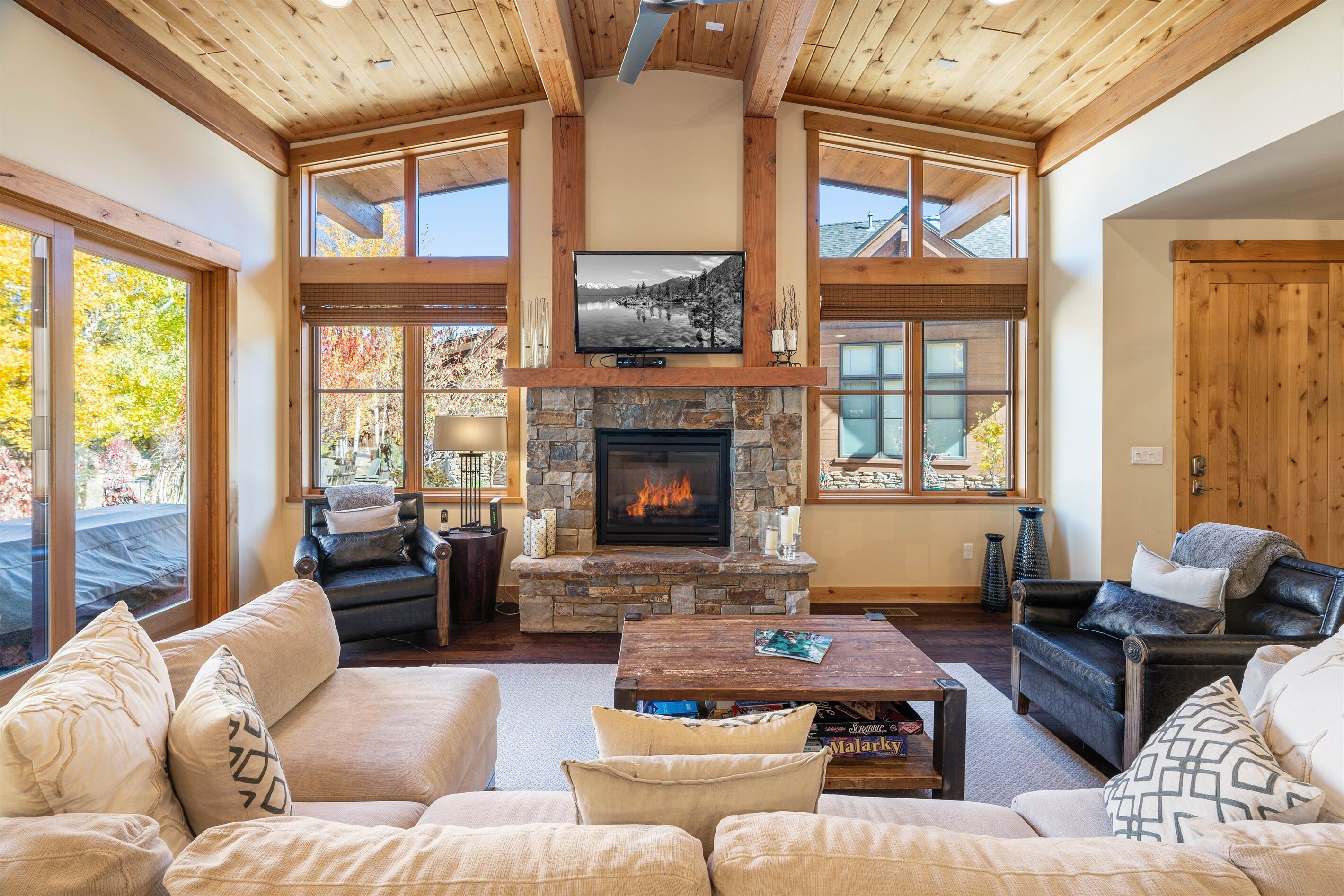 Una Smart TV, una chimenea