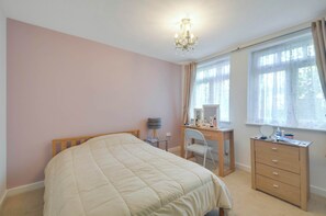 2 bedrooms, desk, iron/ironing board, WiFi