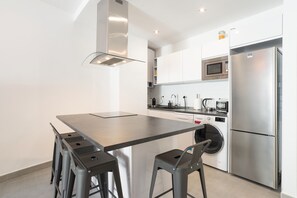 Jääkaappi, mikroaaltouuni, uuni, liesi