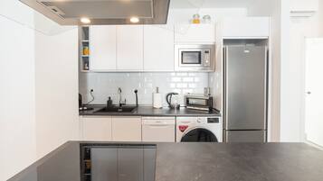 Frigorífico, microondas, horno y placa de cocina