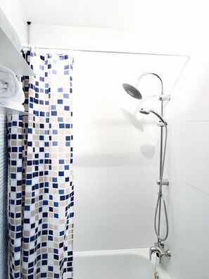 Dusche, Haartrockner, Handtücher