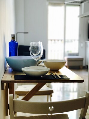 Une table à manger avec des bols, un verre à vin et des baguettes.