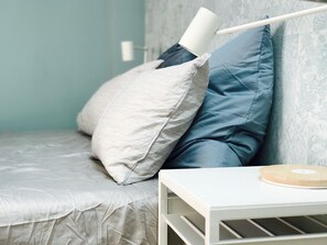 Tabla de planchar con plancha, wifi y ropa de cama 