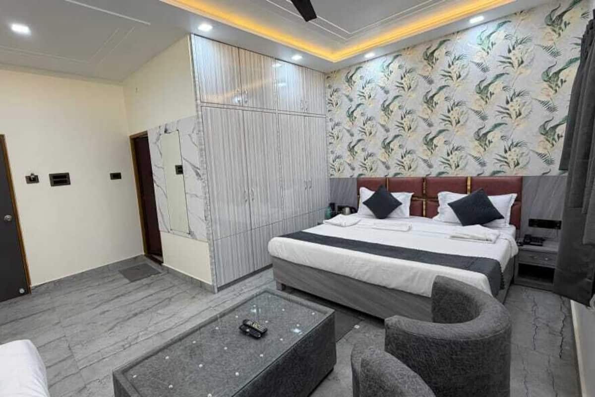 Ein Hotelzimmer mit Bett, Sitzecke, Kleiderschrank und Bad.