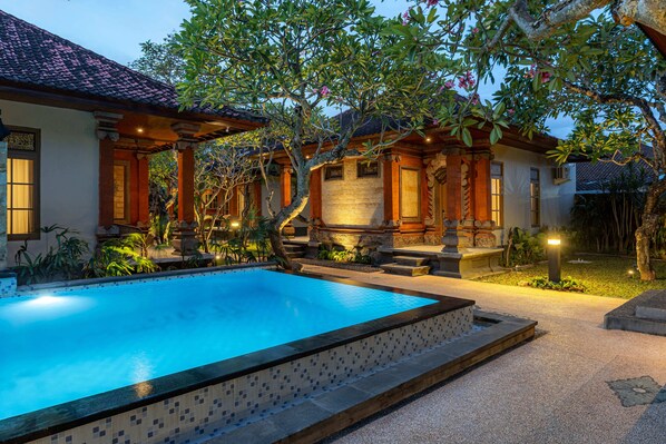 حمّام سباحة خارجي