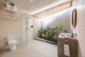 Deluxe Room | Bathroom | Towels, soap, shampoo, toilet paper - Cove Jivva Nattaya (Denpasar)