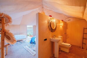 Deluxe Double Room, Desert View | Bathroom | Shower, free toiletries, towels, soap