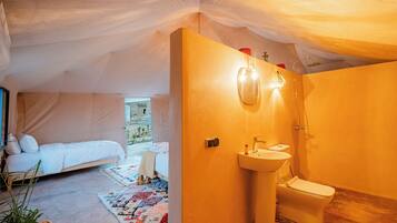 Chambre Triple Deluxe | Salle de bain | Douche, serviettes fournies, savon, shampoing