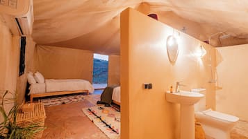 Deluxe-Dreibettzimmer | Badezimmer | Dusche, Hausschuhe, Handtücher, Seife