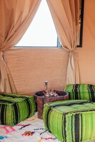 Quarto casal luxo, vista para o deserto | Área de estar