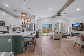 Kjøleskap, mikrobølgeovn, ovn og kokeplater