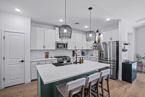 Kjøleskap, mikrobølgeovn, ovn og kokeplater