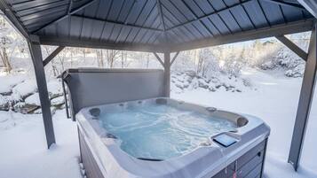 Bañera de hidromasaje al aire libre