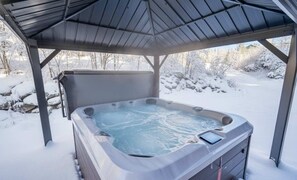 Outdoor spa tub - Ski Condo with SPA | Boisé du Midi 66-A (Saint-Philémon)