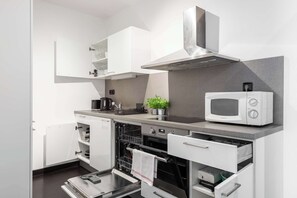 Kjøleskap, mikrobølgeovn, ovn og kokeplater