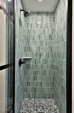 Dusj, hårføner og håndklær