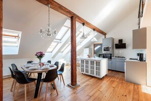 Unclassified image, 2 of 31, button