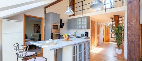 Fridge, oven, stovetop, dishwasher