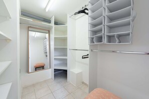 Unclassified image, 5 of 31, button