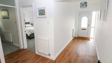 3 dormitoris, decoració individual i mobiliari individual